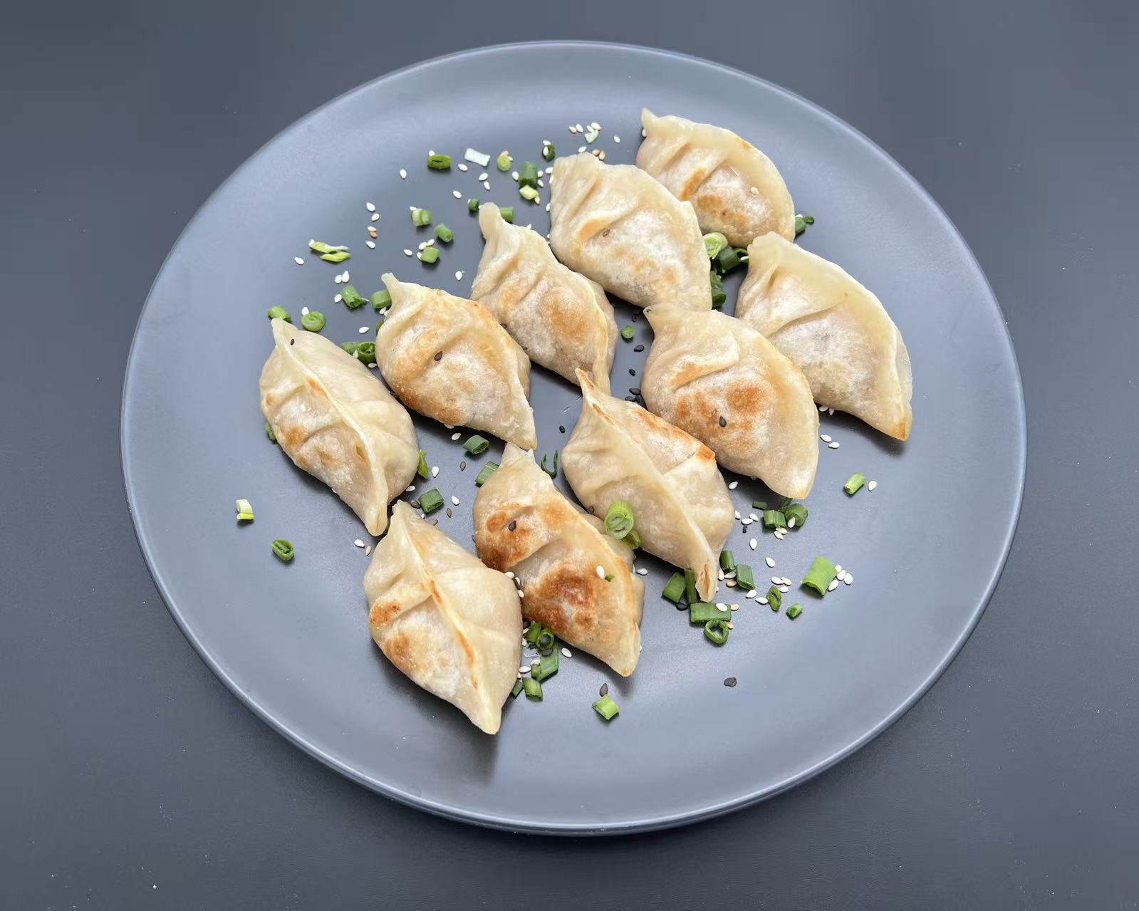 27. دامپلینگ سرخ شده - گوشت - ۱۰ عدد (سس چیلی و سس سویا)